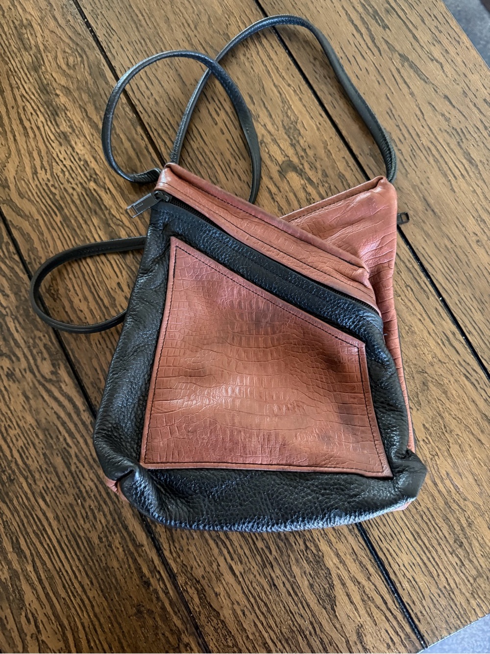 Thomas Leathers 2 Tone Leather Tan Black Crossbody Purse Handbag. Some minor fla